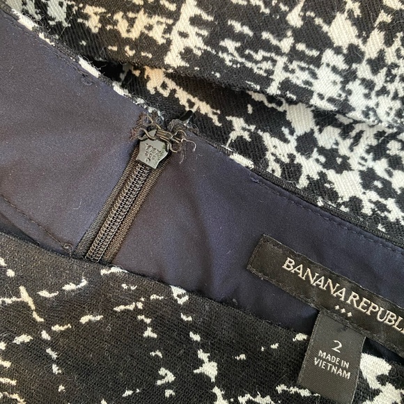 Banana Republic Pleated B&W Plaid Skirt - Picture 5 of 7